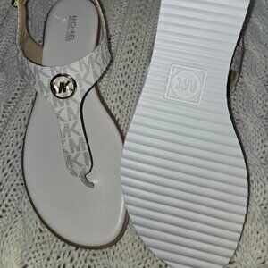 NWOT Michael Kors Judy Thong Sandals Vanilla Size 9.5M